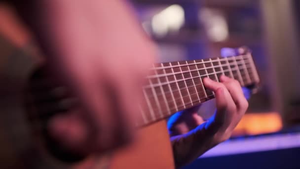 Крупним Планом Руки Чоловіка Грають Гітарі Музикант Грає Акустичній Гітарі — стокове відео