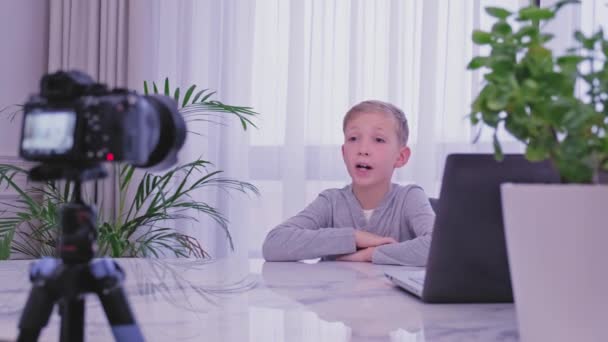 Ragazzo Bianco Parla Davanti Una Videocamera Suo Canale Blog Bambino — Video Stock