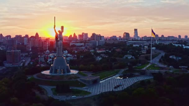 Vista Aérea Para Estátua Pátria Kiev Enquanto Belo Pôr Sol — Vídeo de Stock