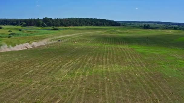 Flygfoto Från Drönare Som Jagar Rally Bil Som Går Terräng — Stockvideo