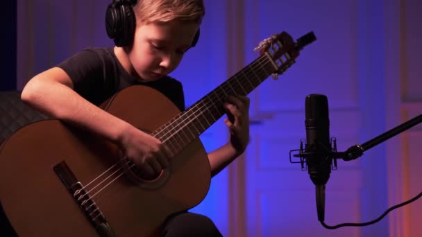 Barnet Spiller Guitar Derhjemme Otte Dreng Spiller Guitar Sit Værelse – Stock-video