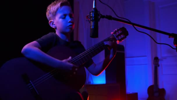 Хлопець Співає Грає Гітарі Вдома Своїй Кімнаті Синематичні Кадри Маленького — стокове відео