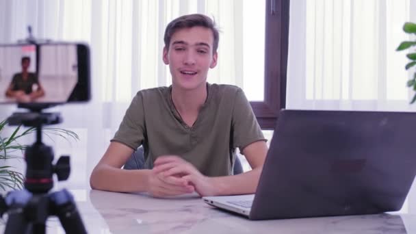 Bloguero Hombre Graba Blog Casa Adolescente Grabando Video Blog Joven — Vídeos de Stock