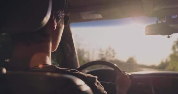 Delikanlıya Dikiz Aynasından Bakınca Araba Sürüyor Günbatımında Arabayı Gençler Kullanır — Stok video