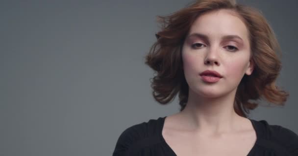 Mooie Vrouw Met Middellang Krullend Bruin Haar Fashion Model Kijkt — Stockvideo