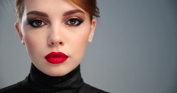 Belle Femme Avec Maquillage Professionnel Lumineux Gros Plans Cinématographiques Une — Video