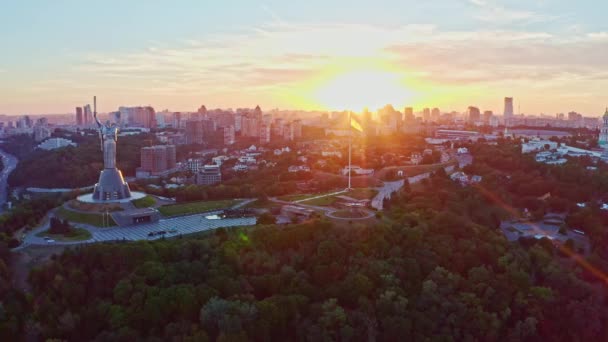 Vista Aérea Para Estátua Pátria Kiev Enquanto Belo Pôr Sol — Vídeo de Stock