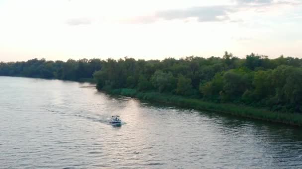 Drohne Fliegt Über Einem Fluss Mit Einem Langsam Treibenden Schnellboot — Stockvideo