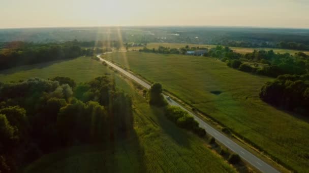 Drone Volando Por Encima Una Carretera Suburbana Con Coche Atardecer — Vídeo de stock