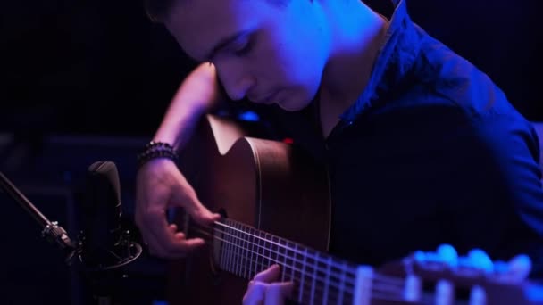 Кінематографічні Кадри Підлітка Грають Гітарі Його Кімнаті Молодий Чоловік Грає — стокове відео