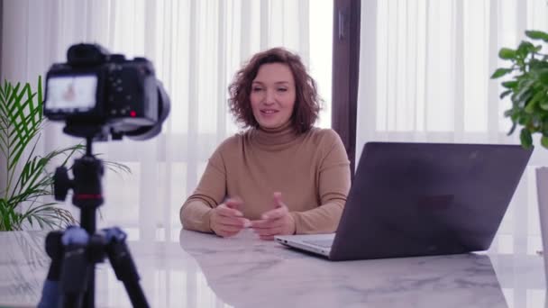 Femeia Blogger Casete Video Vlog Domiciliu Femeia Zâmbitoare Își Înregistrează — Videoclip de stoc