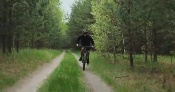 Jovem Ciclista Monta Uma Estrada Florestal Adolescente Passeio Bicicleta Montanha — Vídeo de Stock