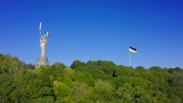 Volando Avión Tripulado Famoso Monumento Ucrania Patria Vista Aérea Cinematográfica — Vídeos de Stock