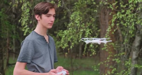 Boy Tilt Drone Met Afstandsbediening Tiener Lanceert Een Drone Open — Stockvideo