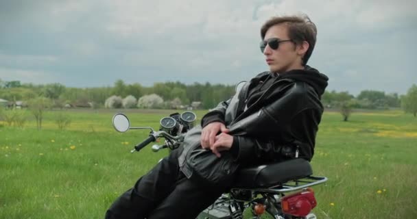 Joven Guapo Sienta Una Motocicleta Verano Persona Estado Calma Contempla — Vídeos de Stock