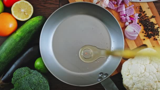 Cozinhe Derrama Óleo Girassol Uma Frigideira Vista Superior Panela Cozinha — Vídeo de Stock