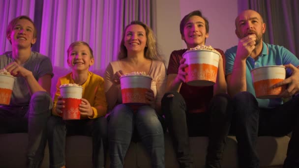 Szczęśliwa Rodzina Ogląda Film Popcorn Młoda Rodzina Dziećmi Oglądająca Zabawną — Wideo stockowe