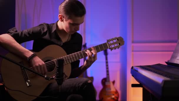 Jovem Toca Guitarra Casa Caucasiano Adolescente Tocar Instrumento Musical Músico — Vídeo de Stock