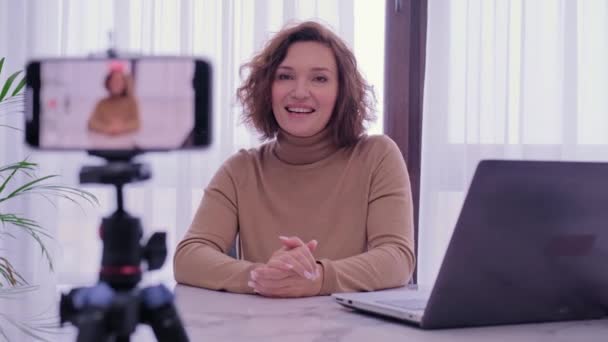 Χαμογελαστή Γυναίκα Που Ηχογραφεί Βίντεο Μπλογκ Της Γυναίκα Μπλόγκερ Βιντεοσκοπεί — Αρχείο Βίντεο