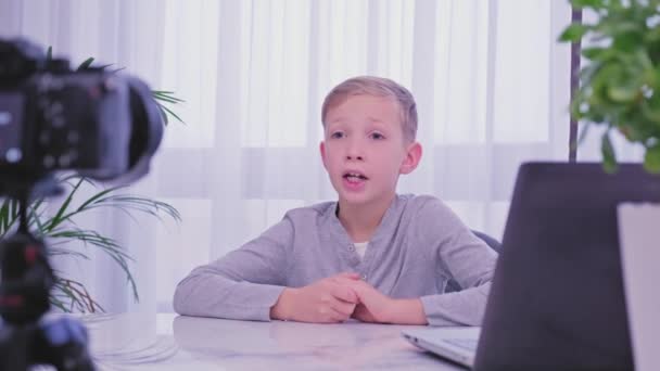 Dětský Blogger Doma Nahrává Svůj Vlog Chlapec Nahrává Svůj Video — Stock video
