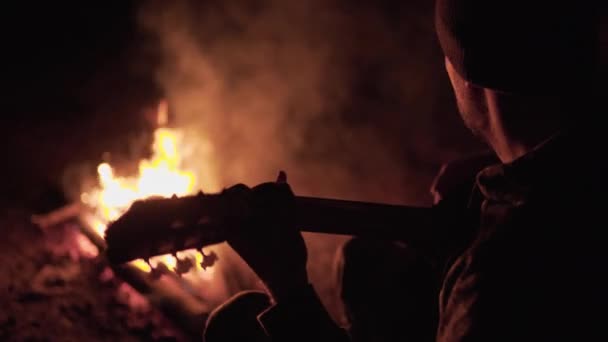 인간은 자연계에서 모닥불에서 기타를 연주하고 주말에는 자연스럽게 피운다 어른은 가까이 — 비디오