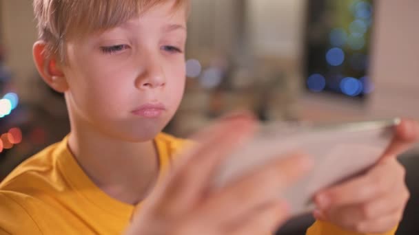 Закрийте Обличчя Хлопчика Смартфоном Вдома Кавказька Дитина Проводить Час Соціальній — стокове відео