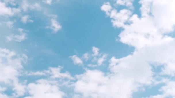 Criança Feliz Salta Muito Alto Trampolim Contra Céu Azul Rapaz — Vídeo de Stock