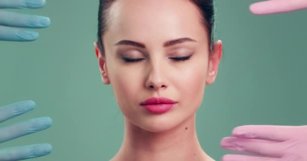 Zeitlupenclip Arzt Überprüft Haut Vor Schönheitsoperation Gesichtshaut Check Vor Schönheitschirurgie — Stockvideo