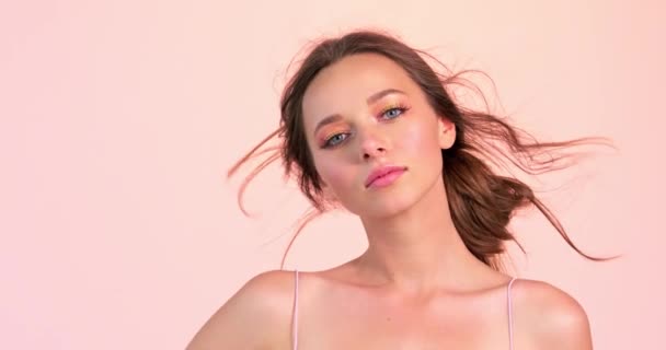 Beautiful Woman Long Brown Hair Bright Makeup Sexy Model Languishing — Stock Video