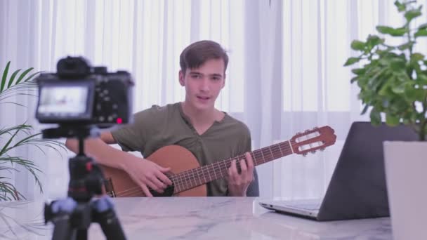 Adolescente Tocando Música Frente Una Cámara Vídeo Para Canal Blog — Vídeos de Stock