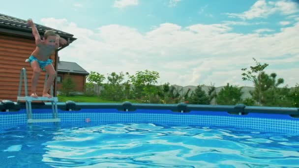 Zpomalený Klip Šťastný Chlapec Baví Soukromém Bazénu Bílý Chlapec Skočí — Stock video