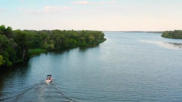 Drone Volant Dessus Une Rivière Avec Hors Bord Dérive Lente — Video