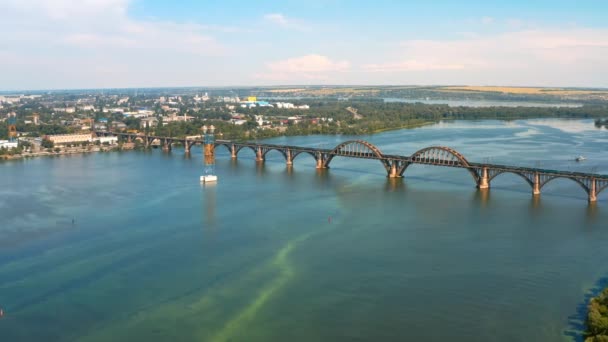 Беспилотник Летит Над Красивым Городским Пейзажем Водой Вид Воздуха Красивую — стоковое видео