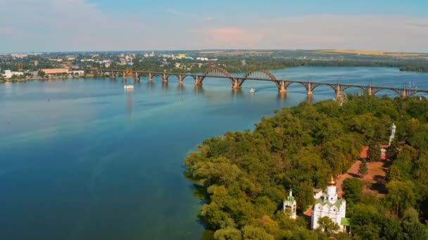 Letecký Výhled Krásné Městské Prostředí Širokou Řekou Dlouhým Mostem Kostelem — Stock video