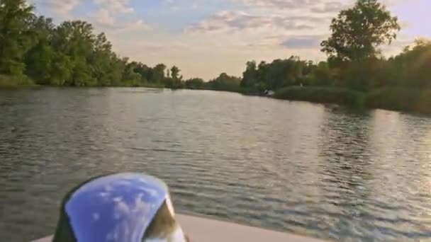 快艇在绿色海岸线之间沿河行驶 在美丽的夏日落日下 从船头看风景 引擎搅拌水 在运动的时候 闭合视图可以看到水面 — 图库视频影像