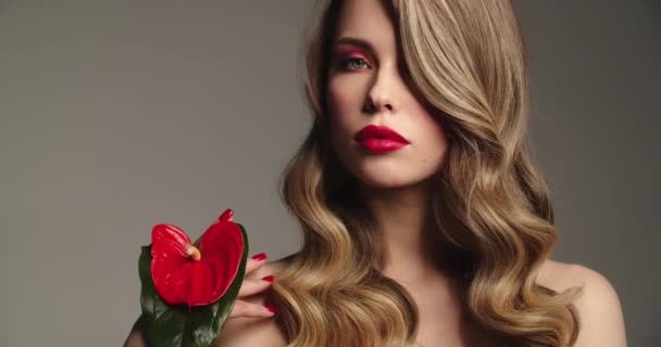 Sexy Blonde Woman Red Lips Holds Red Flower Fashion Model — Stock Video