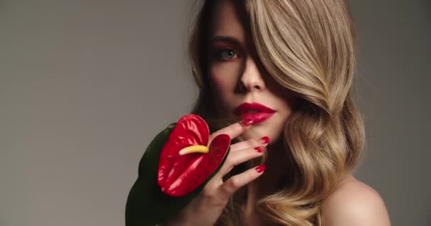 Sexy Blonde Woman Red Lips Holds Red Flower Fashion Model — Stock Video