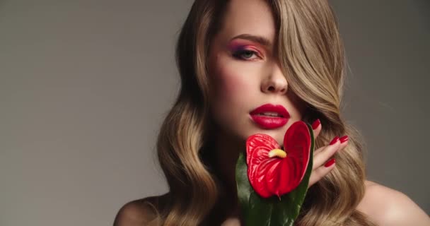 Sexy Blonde Woman Red Lips Holds Red Flower Fashion Model — Stock Video