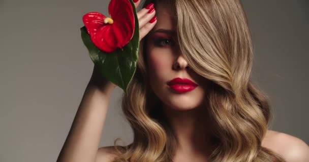 Sexy Blonde Woman Red Lips Holds Red Flower Fashion Model — Stock Video