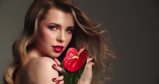 Модна Модель Волоссям Дме Вітрі Сексуальна Блондинка Червоними Губами Тримає — стокове відео