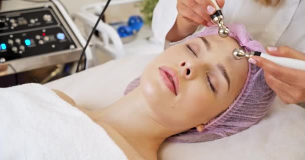 Vrouw Een Spa Salon Cosmetische Ingrepen Voor Gezichtsverzorging Cosmetoloog Maakt — Stockvideo