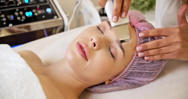 Kobieta Salonie Spa Zabiegach Kosmetycznych Pielęgnacji Twarzy Kosmetolog Robi Kobiecie — Wideo stockowe