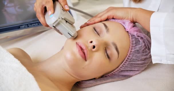 Kobieta Salonie Spa Zabiegach Kosmetycznych Pielęgnacji Twarzy Kosmetolog Robi Kobiety — Wideo stockowe
