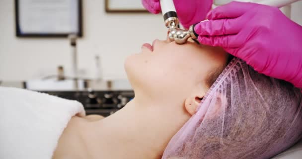 Mujer Salón Spa Sobre Procedimientos Cosméticos Para Cuidado Facial Cosmetólogo — Vídeos de Stock