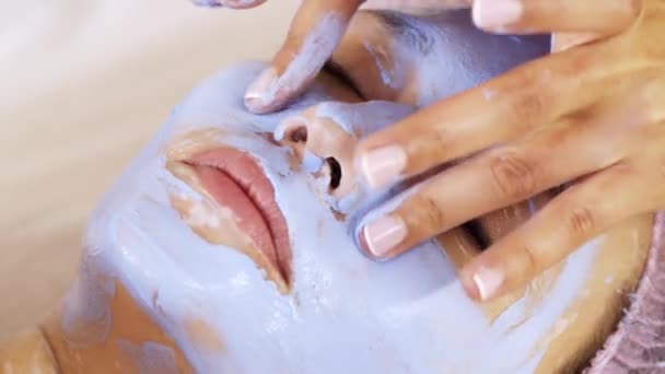 Esteticista Hace Masaje Cara Con Una Crema Hidratante Cerca Los — Vídeos de Stock