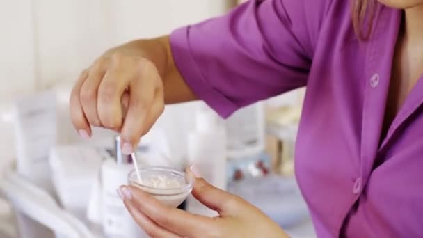 Close Ręce Kosmetologa Mieszającego Produkt Kosmetyczny Pielęgnacji Twarzy Kosmetolog Przygotowuje — Wideo stockowe