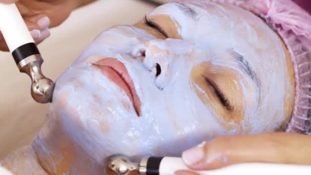 Mujer Salón Spa Sobre Procedimientos Cosméticos Para Cuidado Facial Esteticista — Vídeos de Stock