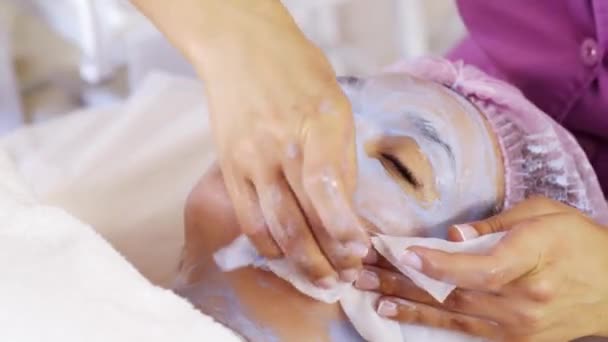 Cosmetologue Enlever Gommage Masque Visage Féminin Femme Dans Salon Spa — Video