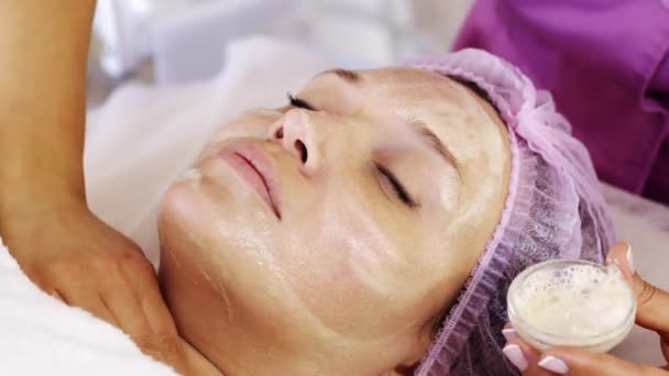 Kosmetolog Nakłada Maskę Nawilżającą Kobiecą Twarz Kobieta Salonie Spa Zabiegach — Wideo stockowe