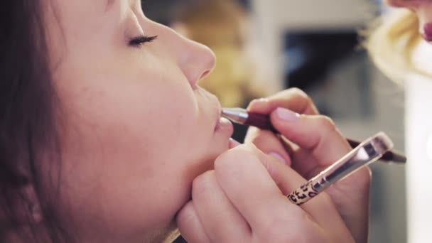 Make Artist Applicera Läppstift Närbild Läpparna Ung Kvinna Professionell Makeup — Stockvideo